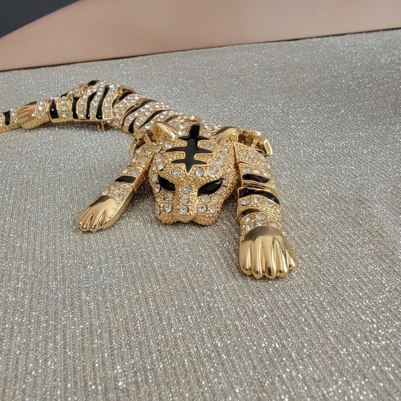 Stunning Gold and Black Tiger Shoulder Brooch - Picture 4 of 6